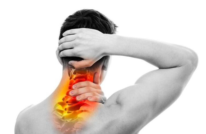 Симптомом шейного остеохондроза является постоянная или пульсирующая боль