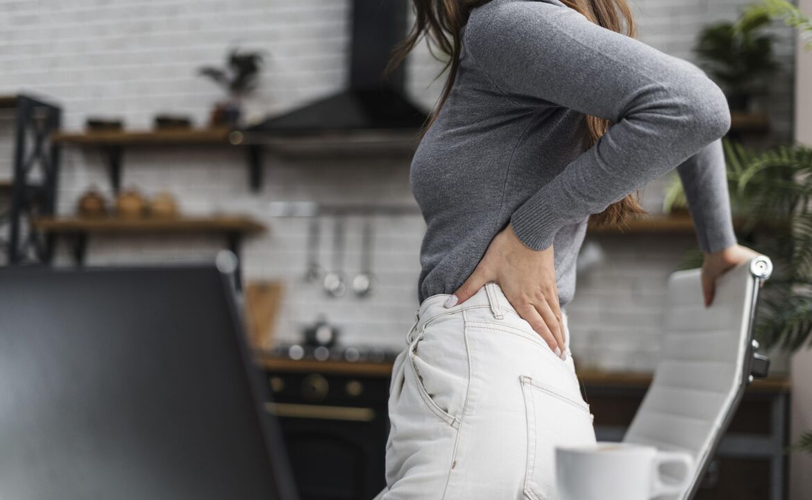 Боль в спине в области поясницы – частый симптом, сопровождающий различные патологии